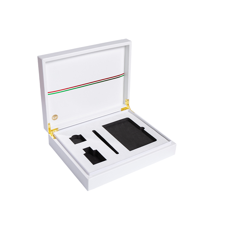 กล่องของขวัญเครื่องประดับดูหรูหราพร้อมตัวเคส Hard Magnetic Clasp